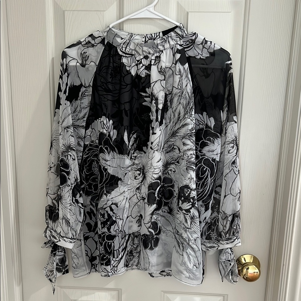 Women’s blouse from WHBM. Fully lined and has tied 3/4 length sleeves.